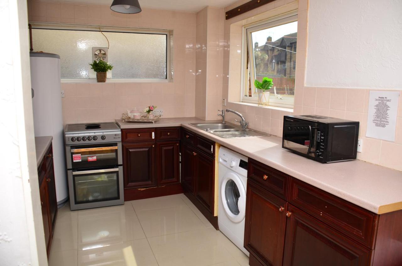 33Sm Dreams Unlimited Serviced Accommodation- Staines - Heathrow Stanwell Eksteriør billede